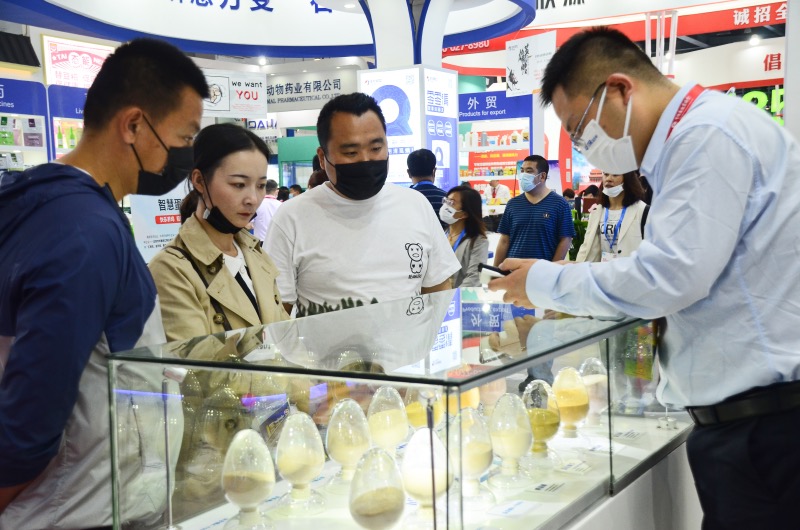 參展人員駐足觀看樣品.jpg