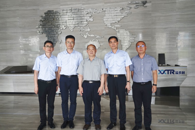 與王理事長合影.jpg