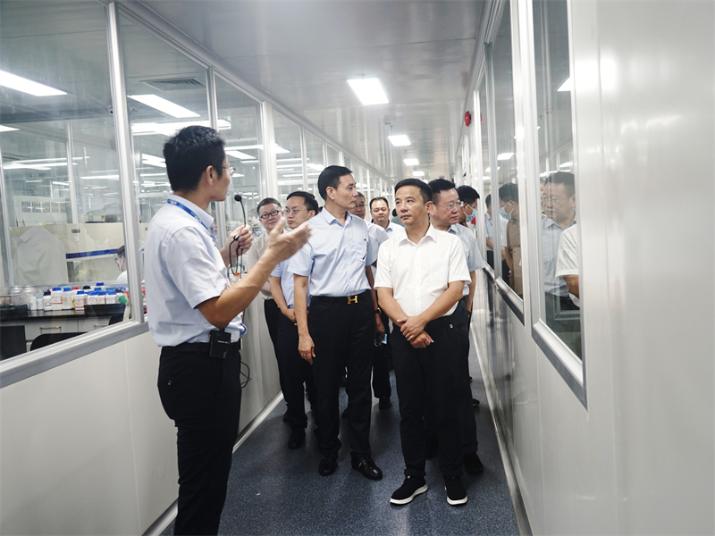 2參觀研發(fā)中心.jpg